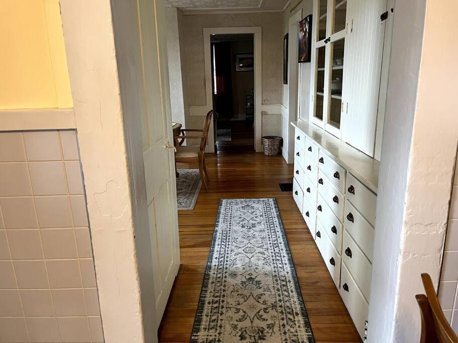 Cute 6-Bedroom Getaway In The Heart Of Литлтон Экстерьер фото