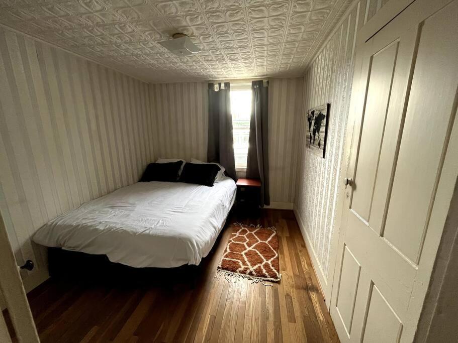 Cute 6-Bedroom Getaway In The Heart Of Литлтон Экстерьер фото