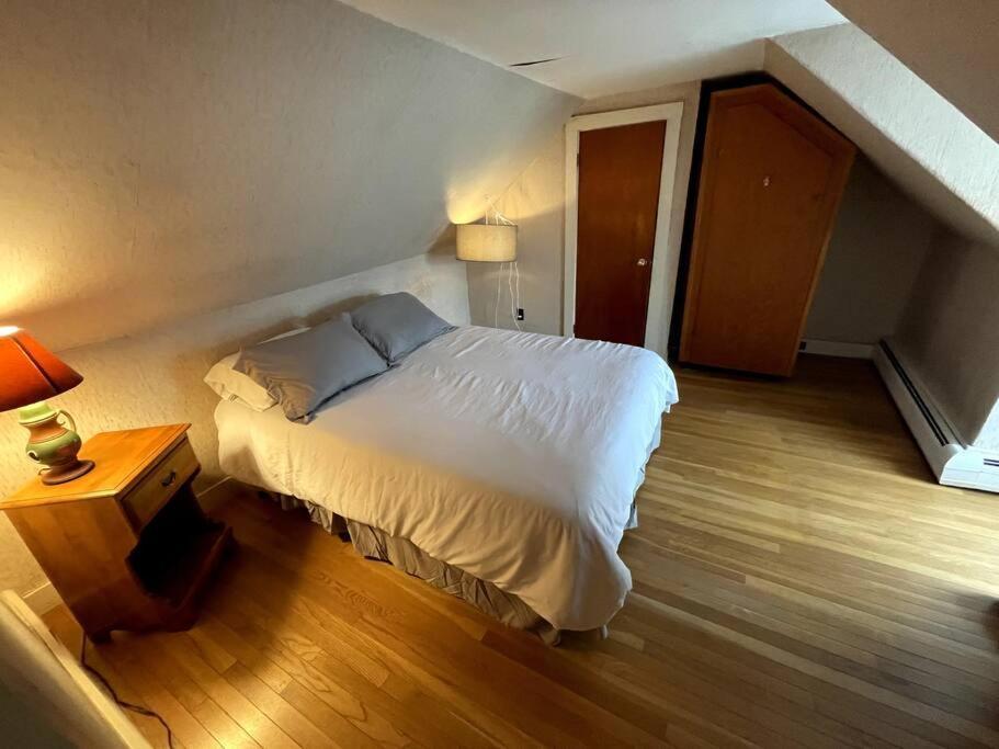 Cute 6-Bedroom Getaway In The Heart Of Литлтон Экстерьер фото