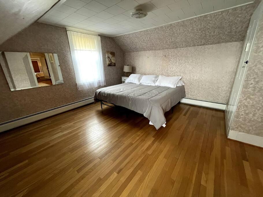 Cute 6-Bedroom Getaway In The Heart Of Литлтон Экстерьер фото