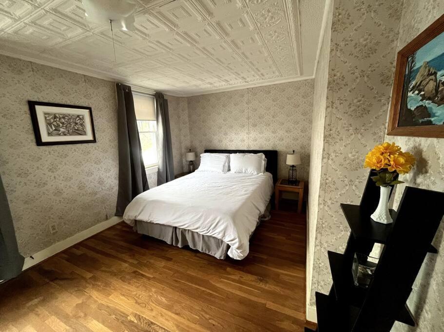 Cute 6-Bedroom Getaway In The Heart Of Литлтон Экстерьер фото
