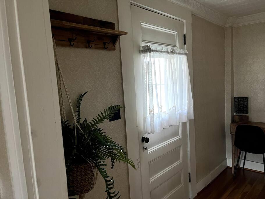 Cute 6-Bedroom Getaway In The Heart Of Литлтон Экстерьер фото